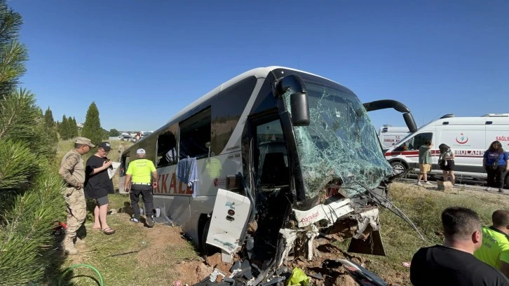 Kaza Yapan Yolcu Otobüsünün Muavini Hayatını Kaybetti
