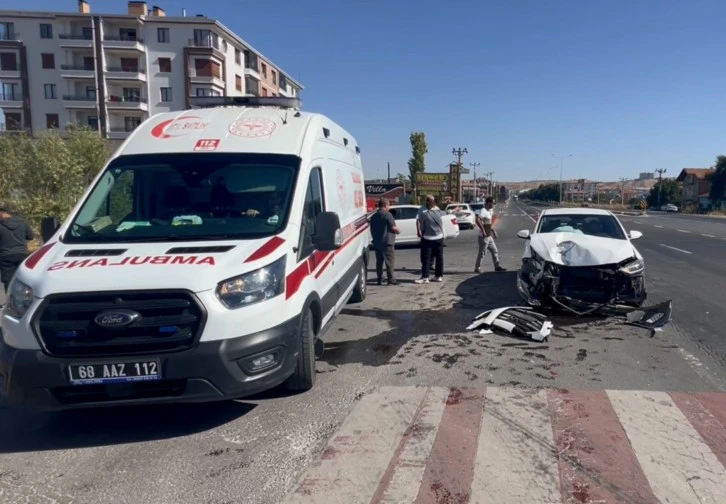 Otomobil Hafif Ticari Araçla Çarpıştı: 3 Yaralı