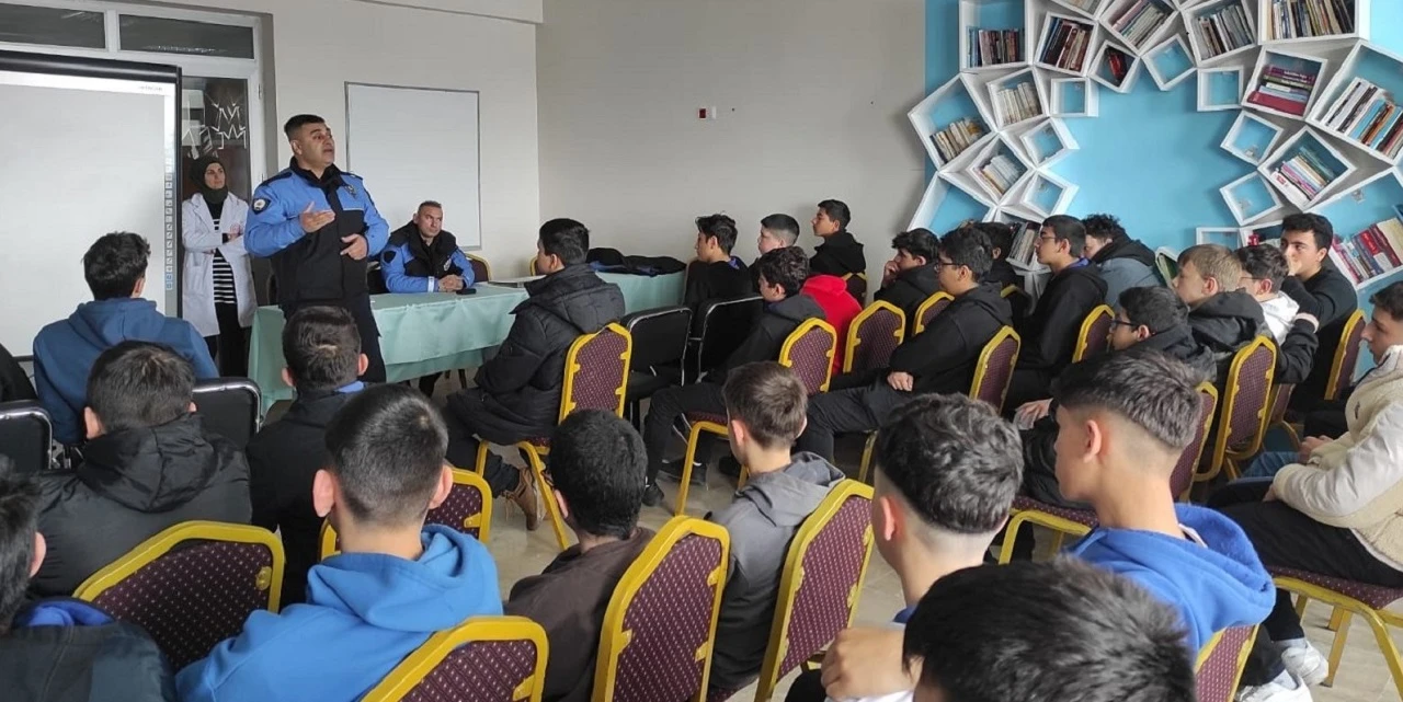 Sivas Polisinden Öğrencilere Eğitim