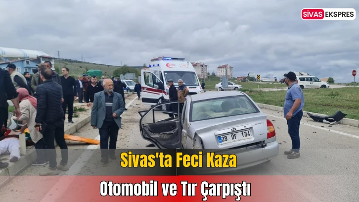 Sivas'ta Feci Kaza, Otomobil ve Tır Çarpıştı