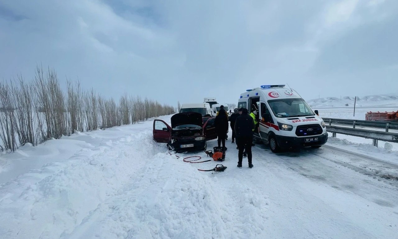 Sivas'ta Minibüs ile Otomobil Çarpıştı: 3 Yaralı