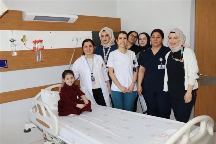 Sivas'ta Şeker Hastası Minik Ravza'ya Sensör