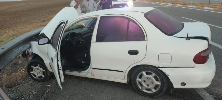 Sivas'ta Trafik Kazası: Otomobil Bariyere Çarptı
