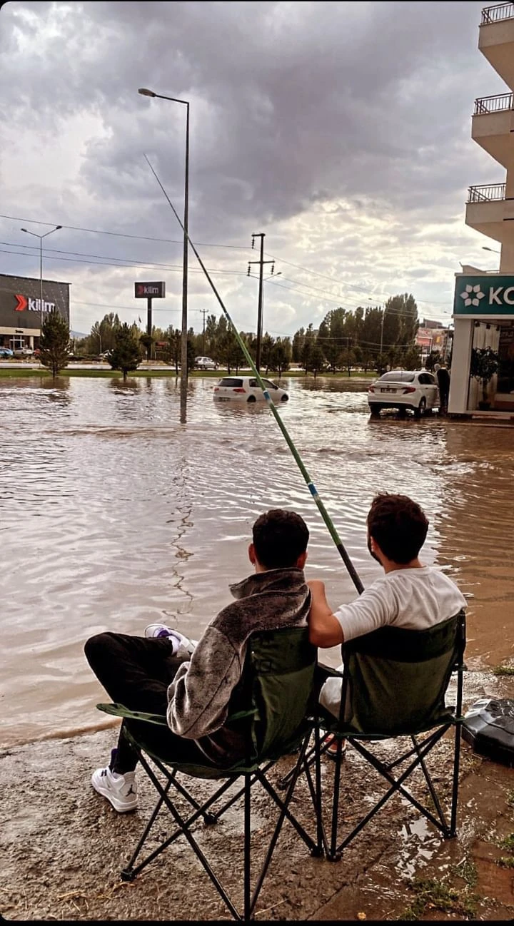 Sivas'ta Yağmur Suyunda Balık Avladılar