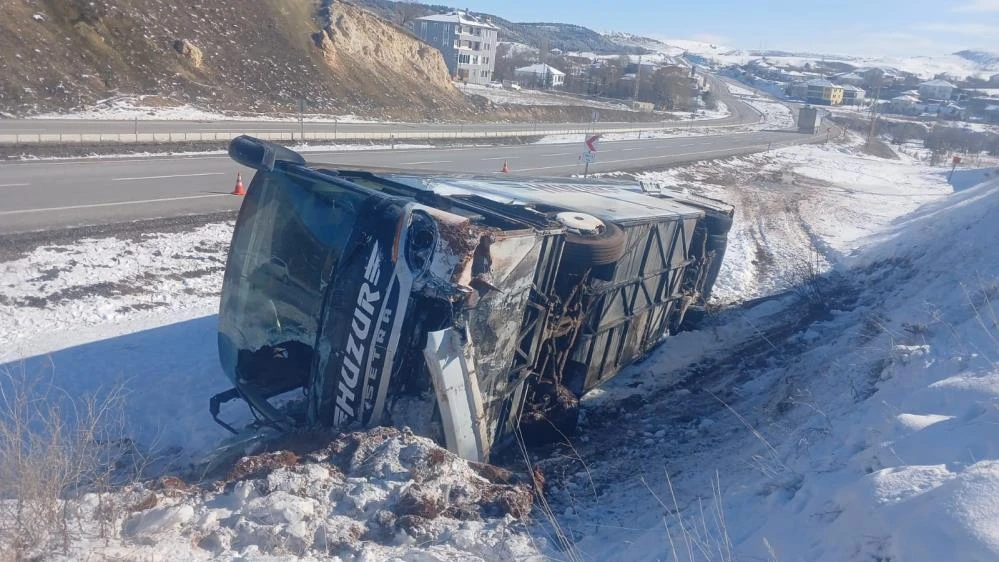 Sivas'tan Giden Yolcu Otobüsü Devrildi: 5 Yaralı