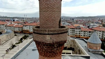 Çifte Minareli Medreseye Çelik Kelepçeli Koruma