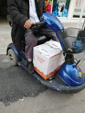 Engelli Aracıyla Kapı Kapı Gezerek Yardım Kolileri Dağıttı