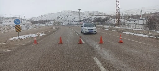 Sivas'ta kar ulaşımda aksamalara neden oldu  
