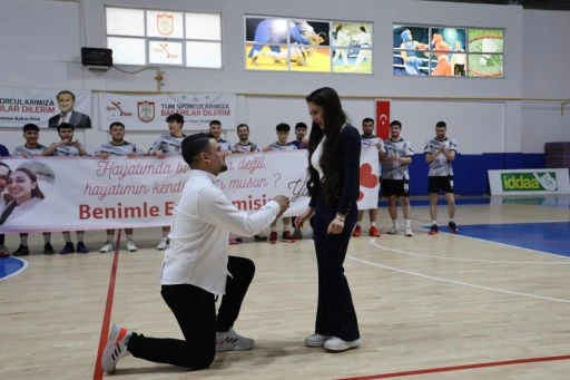 Sivas'ta Hentbol Maçında Sürpriz Evlilik Teklifi