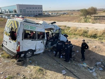 Minibüs ile Kamyonet Çarpıştı: 2 Ölü, 15 Yaralı