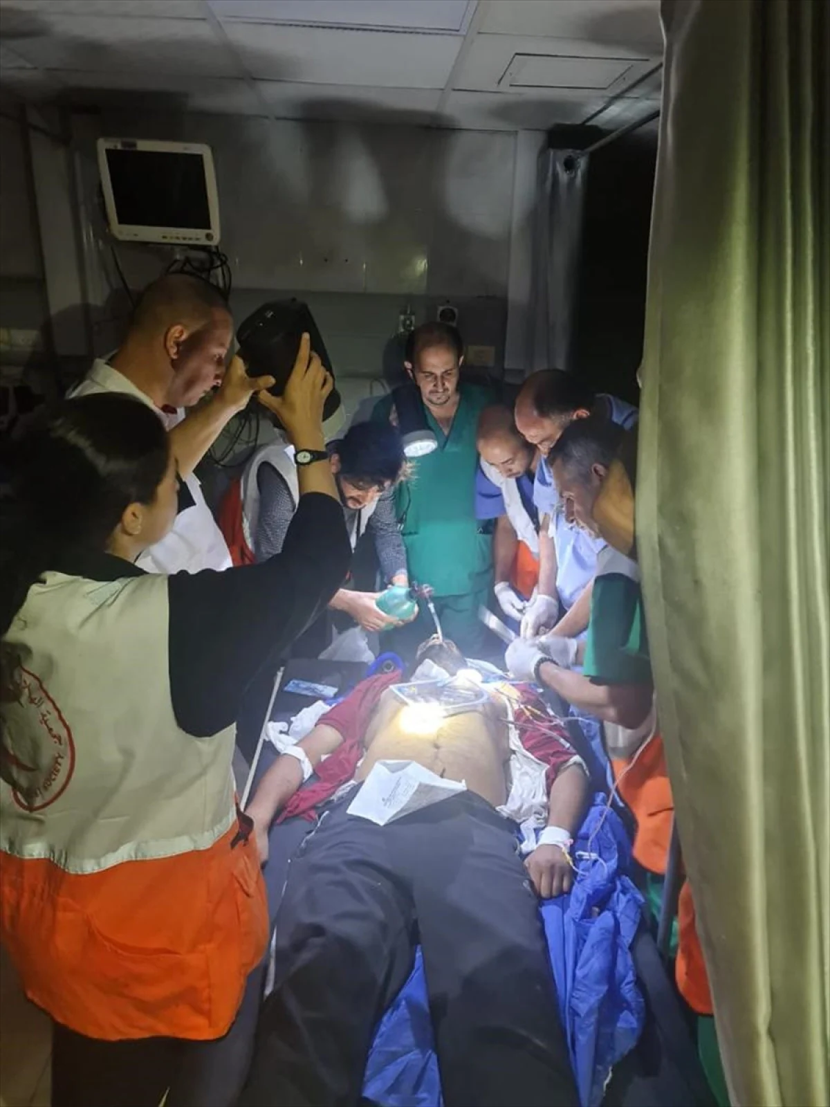 Gazze'de Yaralılar El Feneri Işığında Tedavi Ediliyor