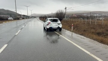Sivas’ta TIR İle Otomobil Çarpıştı: 2 Yaralı