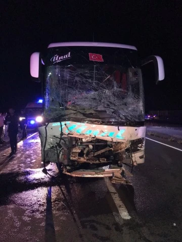 Otomobille Yolcu Otobüsü Çarpıştı: 2 Ölü 20 Yaralı