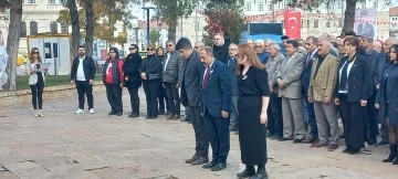 Sivas'ta CHP'den Atatürk Anıtı'na Çelenk