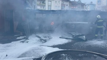 Sivas’ta Garajda Çıkan Yangın İki Otomobili Kül Etti