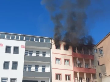 Sivas'ta Korkutan Yangın, 3 Kişi Kurtarıldı