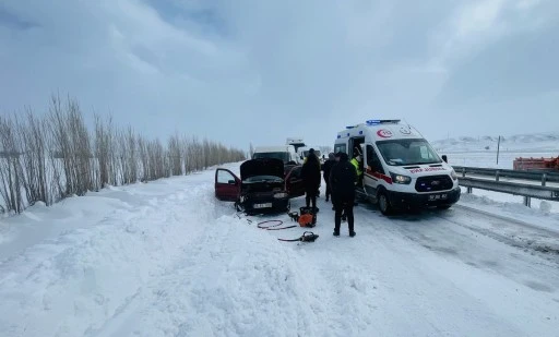 Sivas'ta Minibüs ile Otomobil Çarpıştı: 3 Yaralı