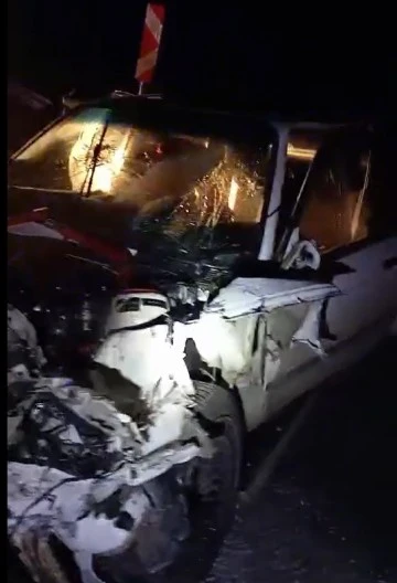 Sivas’ta Otomobil Bariyerlere Çarptı: 3 Yaralı