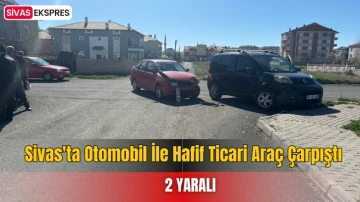 Sivas'ta Otomobil İle Hafif Ticari Araç Çarpıştı