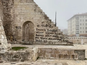 Sivas’ta Tarihi Yapıya Çirkin Saldırı