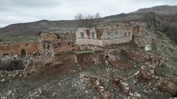 Sivas’taki 400 Yıllık Köy Definecilerin Hedefi Oldu