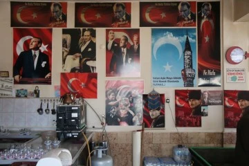 Sivaslı Esnaf İş Yerini Atatürk Posterleriyle Süslüyor