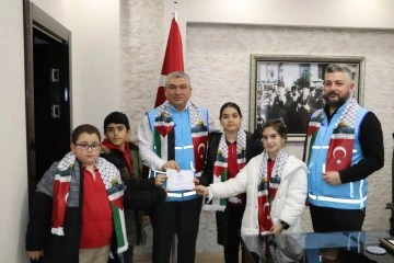 Sivaslı Öğrencilerden Filistin’e Bağış