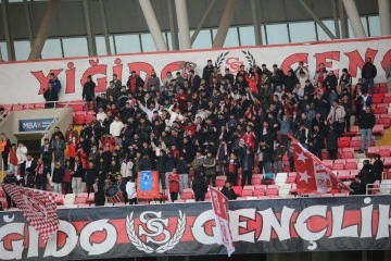 Sivasspor-Galatasaray Maçını 8 Bin Taraftar İzliyor