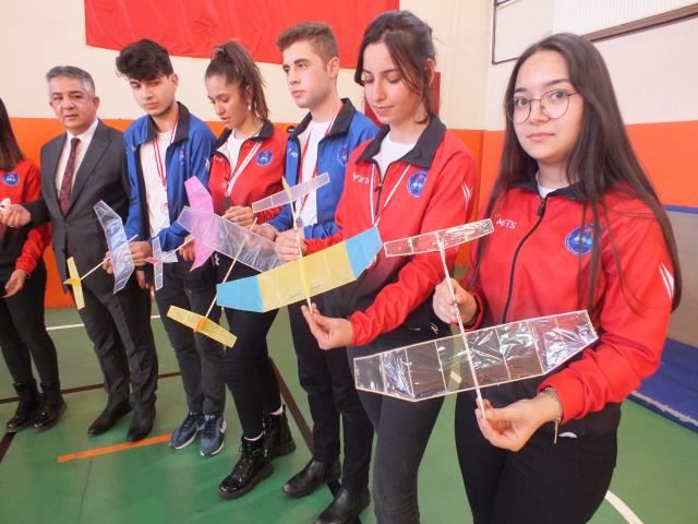 Liseliler geliştirdikleri model uçakla Türkiye ikincisi oldu (Video)