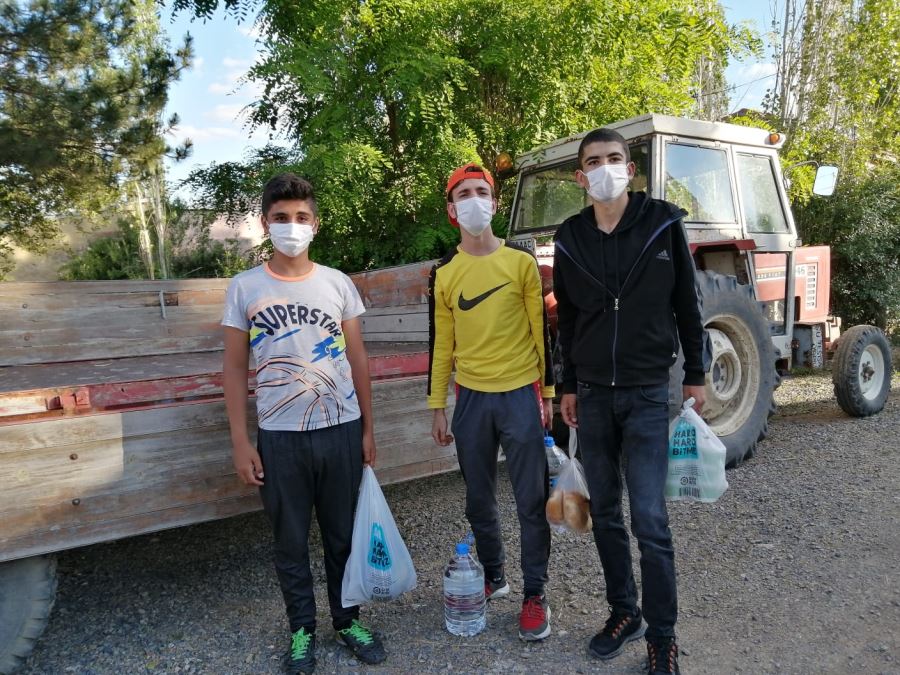 Ulaş'ta Kovid-19'a yakalanan karı-koca, hayırseverlerin sıcak yemek ikramıyla moral buluyor