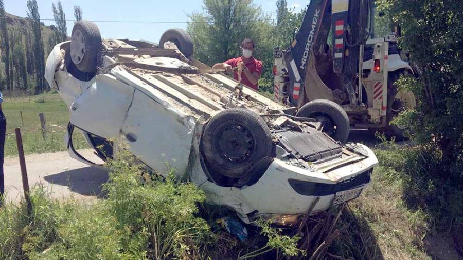 Sivas'ta istinat duvarına çarpan otomobil devrildi: 2 ölü, 2 yaralı