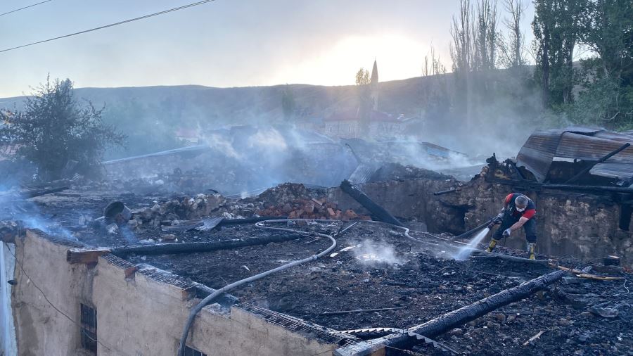 Köyde yangın: 2 ev ve 3 ahır kül oldu (Video)